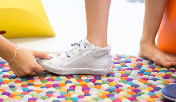 How to choose a pair of suitable shoes for children